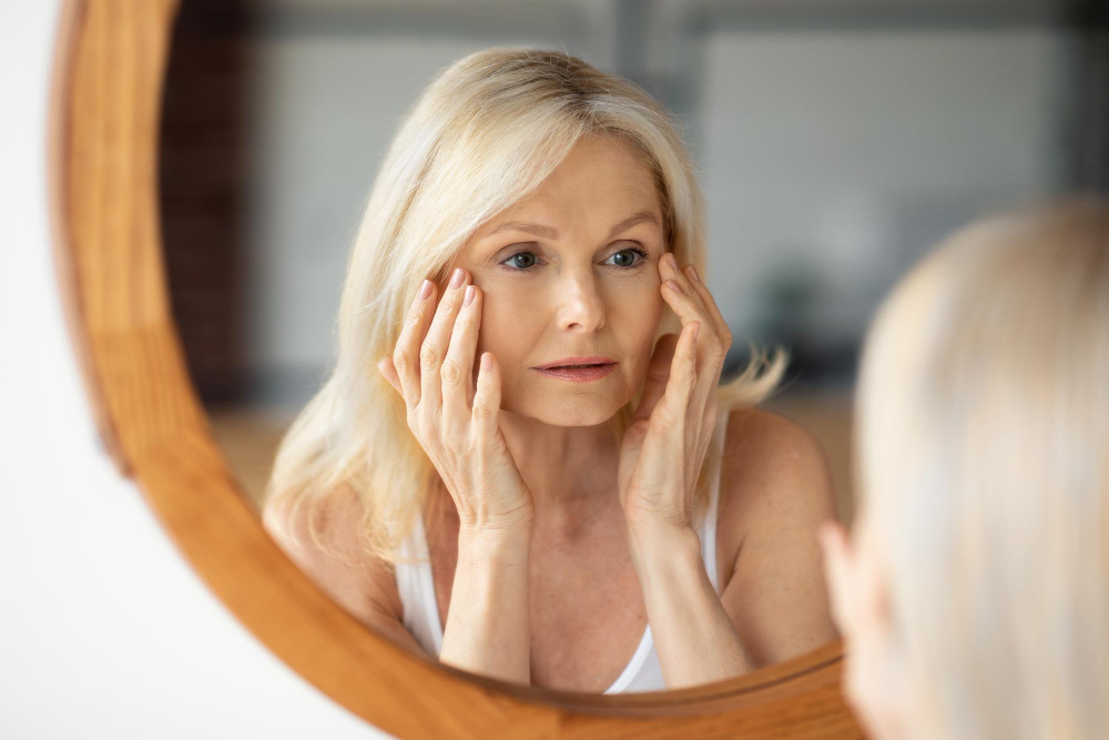 Skóra w okresie menopauzy – jak zmieniają się jej potrzeby i pielęgnacja?